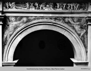 Vogeljagd; Putten mit Bällen - Ausschmückung des Hofes mit Fresken und Terrakottareliefs