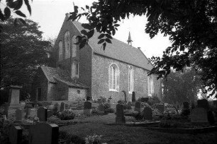 Dornum: Friedhof und Kirche