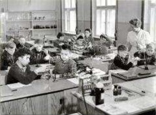 Chemieunterricht in der Spezialschule für Landwirtschaft in Güstrow