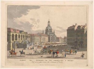 Der Neumarkt in Dresden vom Jüdenhof nach Osten mit einer Militärparade, mit Johanneum (Stallgebäude, Gemäldegalerie), Frauenkirche und Regimentshaus