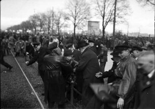 Berlin: Mai 1935, der Absturm, Menschen übersteigen Barrieren , vorne zwei Frauen [Ende der Maikundgebung]