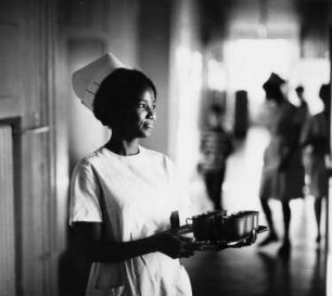 Dresden-Johannstadt. Die afrikanische Krankenschwester M. Diallo bei der Arbeit (während eines Praktikums ?) in der Medizinischen Akademie "Carl Gustav Carus"