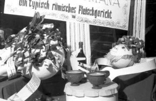 Basel (Schweiz): Barfüsserplatz; Schaufensterdekoration; typisch römisches Fleischgericht
