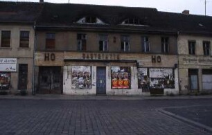 Brandenburg - HO Gaststätte im Zentrum : Hausruinen im Stadtzentrum von Brandenburg, aufgenommen 1990