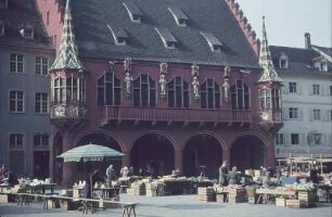 Freiburg. Das historische Kaufhaus, Münsterplatz mit Markt
