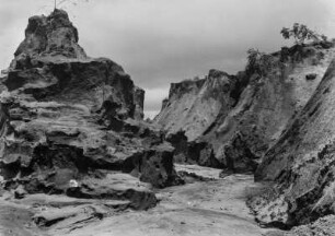 Felsen im Flussbett : Ein Felsen in einem ausgetrockneten Fluss.