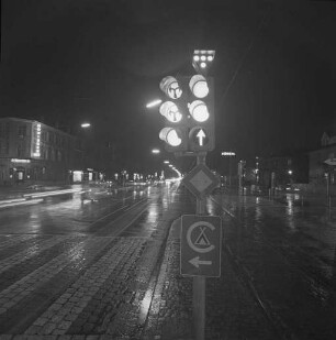 Verwirrende Ampelanlage an der Kreuzung Kaiserallee/Yorckstraße und damit einhergehende Installierung von Abbiegerpfeilen zwecks besserer Orientierung.