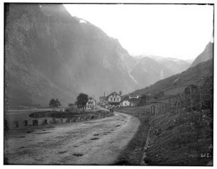 Ortsansicht mit Hotel Viking am Ende des Naeroyfjords mit Blick bergwärts ins Naeroytal : Gudvangen (Norwegen). Ortsansicht mit Hotel Viking am Ende des Naeroyfjords mit Blick bergwärts ins Naeroytal
