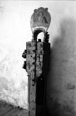 Steingaden: Inneres der Klosterkirche, Schlösser am Opferstock