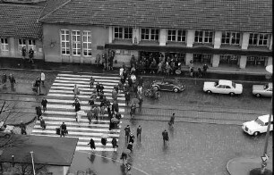 Freiburg: Berufsverkehr vor dem Hauptbahnhof vom Hochhaus