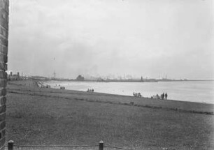 Am Hafen : Blick über den Strand, vermutlich an der Elbe in der Nähe des Hamburger Hafens.