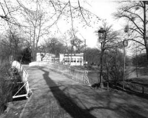Dresden-Altstadt. Großer Garten (1683, J. F. Karcher; 1873-1895, K. F. Bouché). Carolaseebrücke (um 1885) und Restaurant "Carolaschlößchen" (Eröffnung 1895)