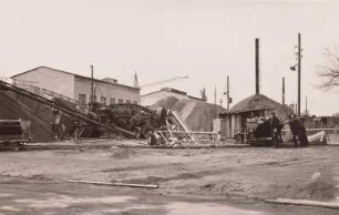 Dresden-Striesen, Plattenwerk. Großblockbauweise, Aufbereitung von Ziegeltrümmern, Coloraufnahme