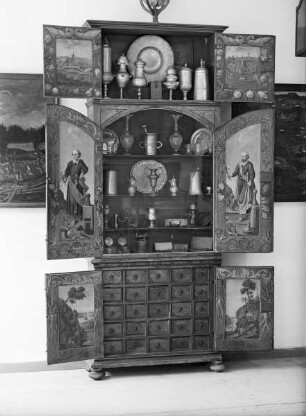 Apothekenschrank aus der Kaufbeurer Stadtapotheke
