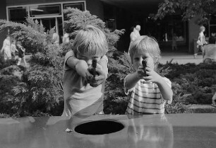 Zwei Jungen mit Spielzeugpistolen