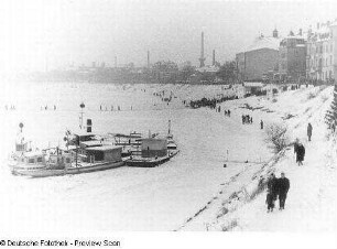 Vereiste Elbe an der Fähre