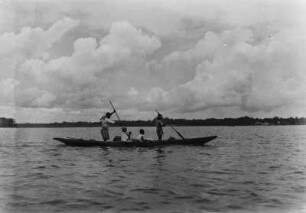 Boot auf dem Mbini : Boot auf dem Mbini kurz vor seiner Mündung in den Golf von Guinea.