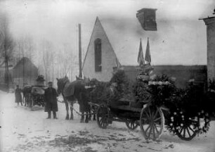 Glockenabholung in Oberschmiedeberg : Abholung der Glocken vom Bahnhof Oberschmiedeberg für die Steinbacher Kirche