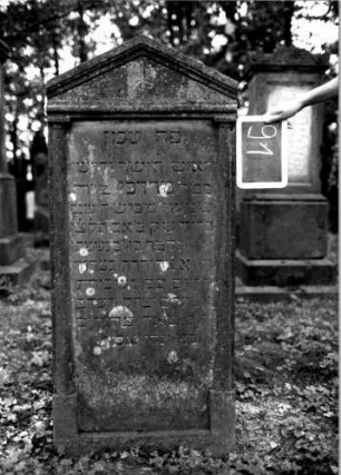 Grabstein 91 (Index: 100111189) Material: Sandstein Zustand: Rückseite abgeblättert Maße HxBxT: 140x64x14 cm Beschreibung: ädikulaartige Stele mit Halbsäulen, giebelartiger Abschluß mit Verdachung: Grabstein 91