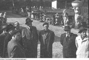 Dresden. Dr. Lothar Bolz (Jurist, 1949-1953 Minister für Aufbau, Vorsitzender der Nationaldemokratische Partei Deutschlands (NDPD)) informiert sich über den Wiederaufbau der Stadt, 1950