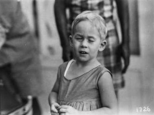 Ein Kind : Kind mit geschloßenen Augen