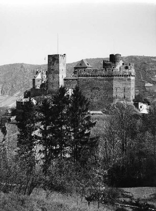 Oberwesel. Schönburg (Ersterwähnung 1149, Ausbau 1301/1400, Zerstörung 1689, Wiederaufbau 1801/1900 und 1901/2000). Der Hohe Mantel