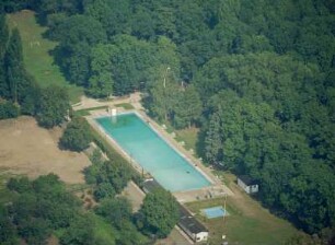 Ichtershausen (Amt Wachsenburg-Ichtershausen). Schwimmbad Ichtershausen. Luftbild-Schrägaufnahme von Südwest