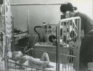 Postoperative Überwachung eines Kindes im Krankenhaus