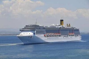 Katakolon - Kreuzfahrtschiff : Die "Mediterranea", ein Kreuzfahrtschiff der italienischen Reederei Costa, verläßt den Hafen. Aufgenommen am 28. Juni 2010 in Katakolon