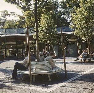 Hansjakob, Gottfried; Augsburg - Innenstadt, Königsplatz, Ernst-Reuter-Platz; Königsplatz und Fußgängerzone - Königsplatz, Bahnhofsdreieck, Innenbereich mit Sitzbank