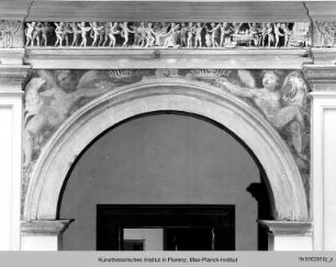 Bankett; Putten mit Großherzogkronen - Ausschmückung des Hofes mit Fresken und Terrakottareliefs