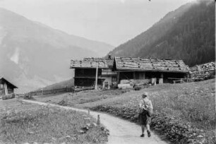 Berghütte : Ein Wanderer unweit einer Berghütte.