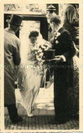 Brautpaar mit Hochzeitskutsche