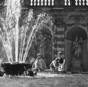 Dresden-Altstadt. Zwinger (1709-1728; M. D. Pöppelmann, B. Permoser). Nymphenbad. Besucher am Brunnenbecken
