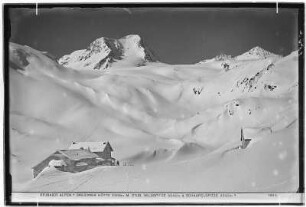 Stubaier Alpen. Dresdner Hütte (2308 Meter), Mitte Stubaier Wildspitze (3342 Meter) und Schaufelspitze (3333 Meter)