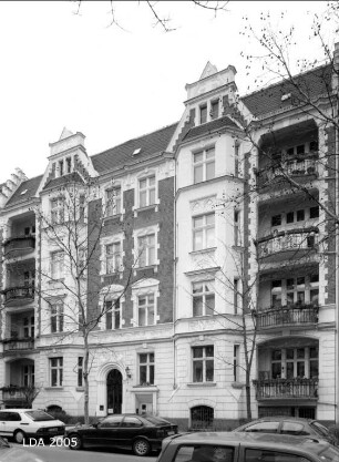 Mietshaus & Brunnen; Berlin, Tempelhof-Schöneberg