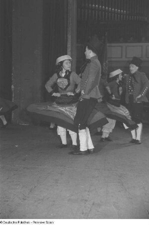 Tanzende Paare in Tracht auf der Bühne bei der Endveranstaltung des Kreisausscheides der Volkskunst
