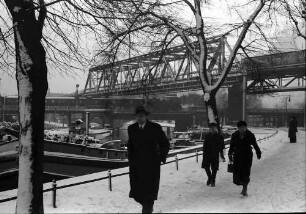 Berlin: Möckernbrücke; mit Leute