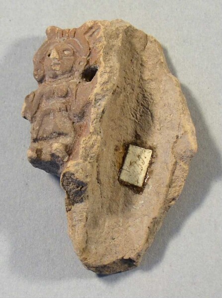 Figurine en argile (fragment de récipient)