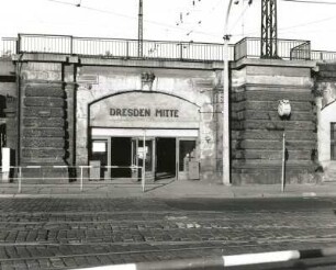 Dresden-Altstadt, Könneritzstraße. Bahnhof Dresden Mitte. Hochgleisanlage mit darunterliegendem Empfangsgebäude. Eingang