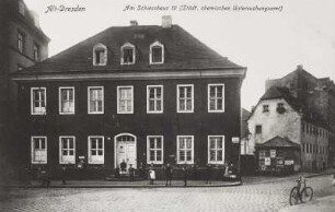 Dresden-Altstadt, Am Schießhaus 19. Wohnhaus (Städtisches Chemisches Untersuchungs-Amt; 1767). Straßenfront mit posierenden Kindern