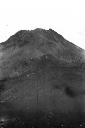 Pico do Fogo : Blick von einem Hang auf den Pico do Fogo, den Gipfel der Vulkaninsel Fogo.