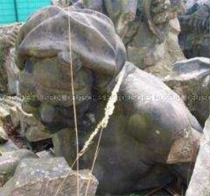 Fragment einer Zeughaus-Bauplastik: Kopf und Oberkörper eines gefesselten Kriegers aus der .........-Gruppe (Dachbalustrade, .....seite) ???