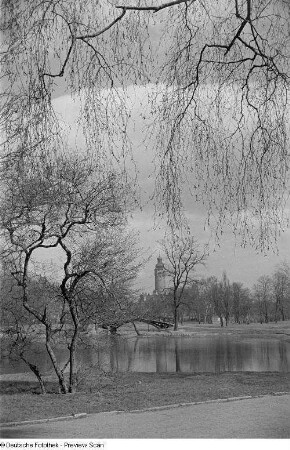 Blick in den Park mit dem Neuen Rathaus im Hintergrund