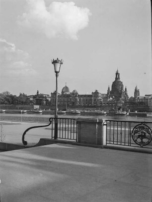 Dresden. Blick vom Neustädter Elbufer (Königsufer) auf die Altstadt mit Kunstakademie und Frauenkirche