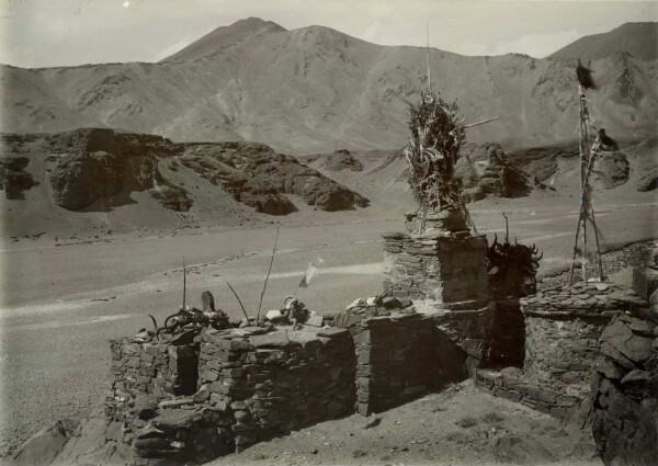 Berglandschaft mit Wohnhausmauern