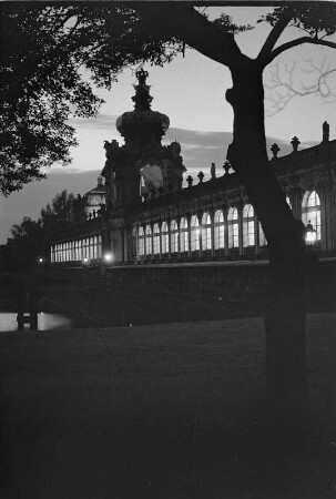 Zwinger. Langgalerie mit Kronentor und Zwingergraben