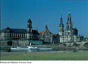 Kathedrale : Blick vom Neustädter Ufer über die Elbe gegen Brühlsche Terrasse mit Ständehaus, Georgenbau und Hausmannsturm des Schlosses, Kathedrale und Augustusbrücke