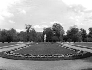 Dresden-Altstadt. Großer Garten (1683, J. F. Karcher; 1873-1895, K. F. Bouché). Großes Blumenbeet mit der Figurengruppe "Die Zeit entführt die Schönheit" (P. Balestra)