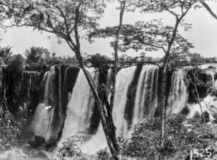 Wasserfall : Blick durch Bäume auf einen Wasserfall